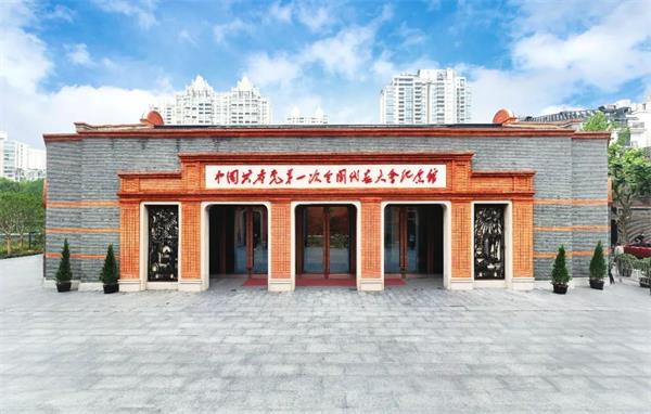 為總理外衣提供文物保護(hù)的展柜,聯(lián)康展柜廠家備案榮幸。