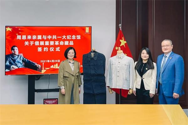 為總理外衣提供文物保護(hù)的展柜，聯(lián)康展柜廠家備案榮幸。