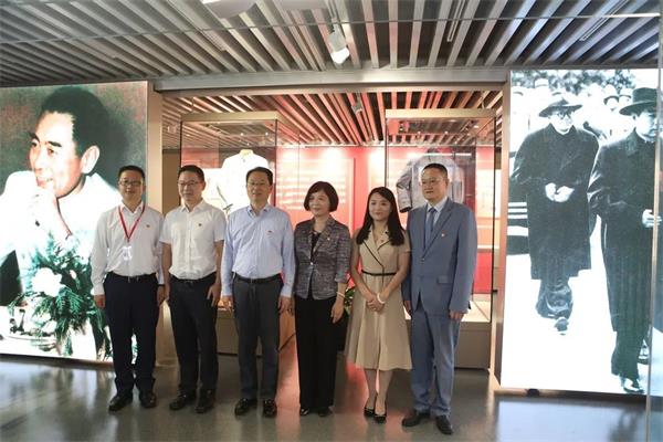 為總理外衣提供文物保護(hù)的展柜，聯(lián)康展柜廠家備案榮幸。