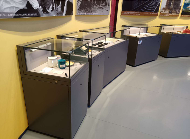 博物館文物展柜上出現眼鏡圖案的標志